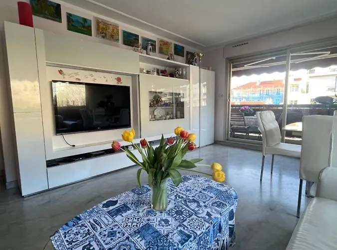 Privee Avec Terrasse Au Port De نيس